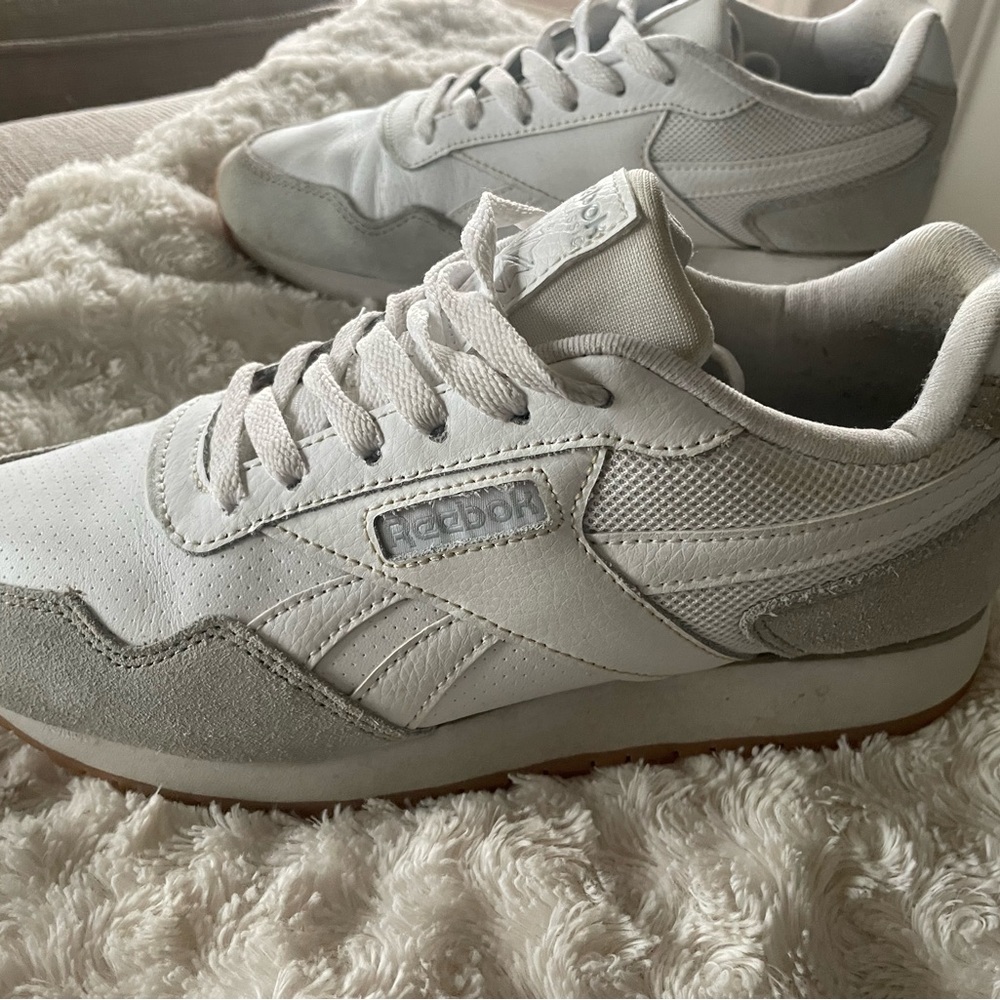 Vintage style Reebok. Size 7.5. Like new.